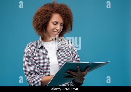 Jeune mangaer avec projet pavres dans les mains ayant l'air content Banque D'Images