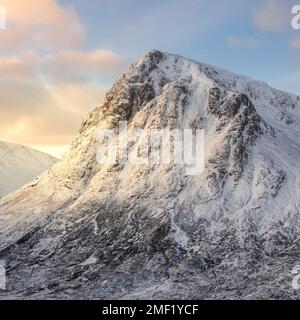 Buachille Etive Mor montagne de montagne couverte de neige avec lumière dorée du matin. Glencoe, Scottish Highlands, Royaume-Uni. Banque D'Images