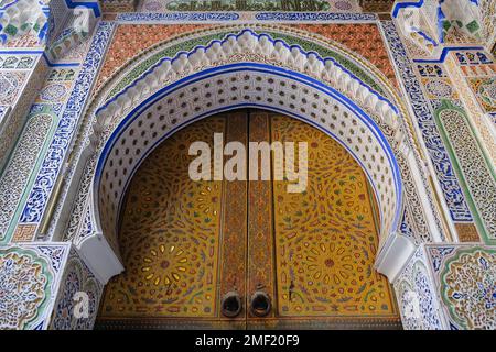 Fès, Maroc - porte sud-est de Zaouia Moulay Idriss II, zawiya avec le tombeau fondateur de Fès. Porte marocaine avec stuc sculpté, bois peint et zellij. Banque D'Images