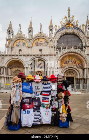 Stand de t-shirt souvenir installé devant la basilique Saint-Marc, Venise, Italie. Banque D'Images