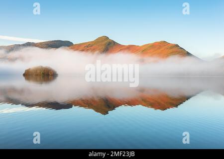 Brume de lac lors d'une belle matinée ensoleillée à Derwentwater dans le Lake District, Royaume-Uni. Banque D'Images