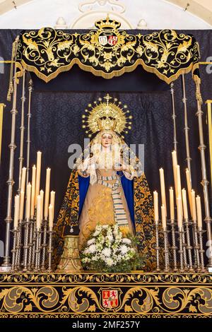 Paso de Semana Santa (plate-forme ou trône) de notre Dame de la solitude (Nuestra Señora de la Soledad) à l'intérieur de l'elle Banque D'Images