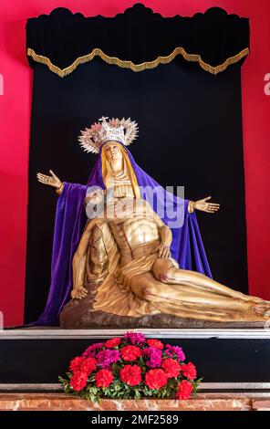 Image de la Vierge de las Angustias, Vierge de l'angoisse, avec Jésus Christ mort sur ses genoux, exposée sur son autel à l'intérieur de l'Ermita de la Soledad, elle Banque D'Images