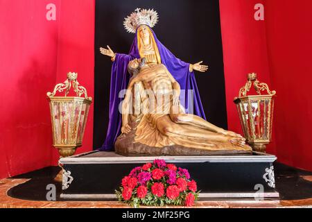 Image de la Vierge de las Angustias, Vierge de l'angoisse, avec Jésus Christ mort sur ses genoux, exposée sur son autel à l'intérieur de l'Ermita de la Soledad, elle Banque D'Images
