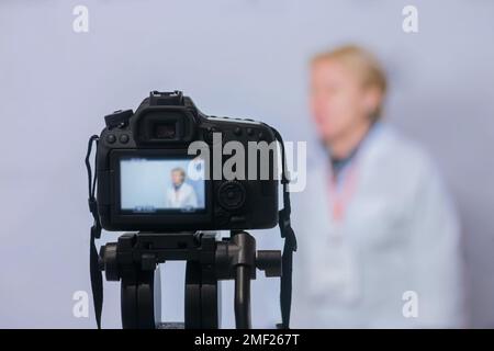 Entretien avec un appareil photo reflex numérique dans un studio d'information Banque D'Images