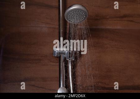 photo de la douche sur le mur versant de l'eau Banque D'Images