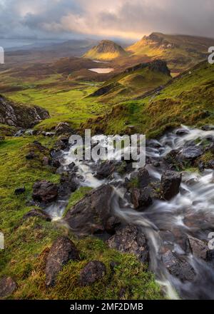 Cascade fluide avec vue spectaculaire sur le paysage écossais au Quiraing sur l'île de Skye, Écosse, Royaume-Uni. Banque D'Images