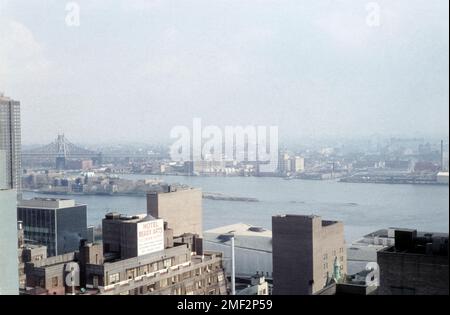 Vue depuis un bâtiment sur East River, un Visitor Center, Roosevelt Island et Queensboro Bridge, Manhattan, New York City, États-Unis, 1965 Banque D'Images