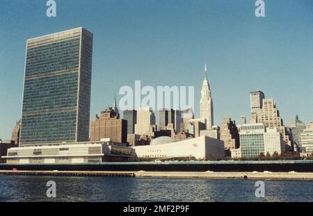 Siège social de l'édifice des Nations Unies et de Chrysler du côté est de Manhattan, vu d'un bateau sur East River. New York, États-Unis, 1965 Banque D'Images