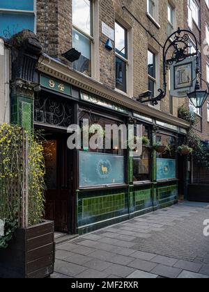 The Lamb Pub 94 Lamb's conduit St London - le Lamb, construit en 1720s, est un pub classé Grade II situé au 94 Lambs conduit Street, Holborn London. Banque D'Images