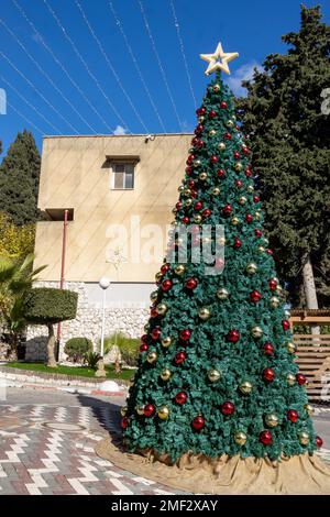 NAZARETH, ISRAËL. 27 décembre 2022. Nazareth festif, gens dans les rues, grand arbre de Noël dans le centre-ville. Hôpital anglais (écossais) de dow Banque D'Images