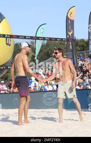 Phil Dalhausser (à gauche) et Taylor Crabb (à droite) se félicitent après un point lors de la finale masculine de l’AVP Central Florida Open au complexe de volleyball de plage de Hickory point Beach le 4 décembre 2022 à Tavares, Floride. Phil Dalhausser/Taylor Crabb ont battu John Hyden/Tri Bourne 21-18, 21-19. (Crédit : Paul Fong/image du sport) Banque D'Images