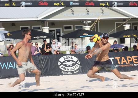 Phil Dalhausser (à droite) passe un service alors que Taylor Crabb (à gauche) regarde lors de la finale masculine à l’AVP Central Florida Open au complexe de volleyball de plage de Hickory point le 4 décembre 2022 à Tavares, Floride. Phil Dalhausser/Taylor Crabb ont battu John Hyden/Tri Bourne 21-18, 21-19. (Crédit : Paul Fong/image du sport) Banque D'Images