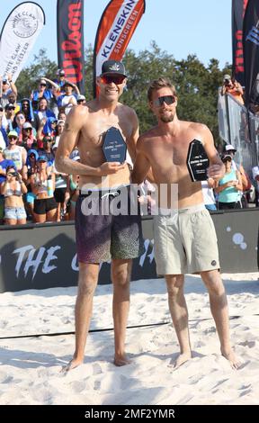 Phil Dalhausser (à gauche) et Taylor Crabb (à droite) affichent leurs prix de championnat après avoir remporté la finale masculine à l’AVP Central Florida Open au complexe de volleyball de plage de Hickory point Beach le 4 décembre 2022 à Tavares, Floride. Phil Dalhausser/Taylor Crabb ont battu John Hyden/Tri Bourne 21-18, 21-19. (Crédit : Paul Fong/image du sport) Banque D'Images