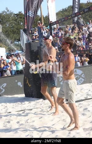 Phil Dalhausser (à gauche) et Taylor Crabb (à droite) célèbrent la victoire des finales masculines à l’AVP Central Florida Open au complexe de volleyball de plage de Hickory point le 4 décembre 2022 à Tavares, Floride. Phil Dalhausser/Taylor Crabb ont battu John Hyden/Tri Bourne 21-18, 21-19. (Crédit : Paul Fong/image du sport) Banque D'Images