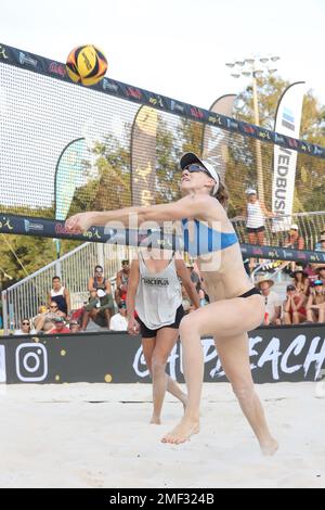 Emily Capers Bump met la balle en place lors des finales féminines à l’AVP Central Florida Open au complexe de volleyball sur sable de Hickory point Beach sur Decemb Banque D'Images