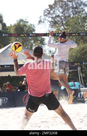 Roberto Rodriguez (à gauche) tente de creuser une pointe Phil Dalhausser alors que Dave Palm (à droite) regarde l'AVP Central Florida Open à Hickory point BE Banque D'Images