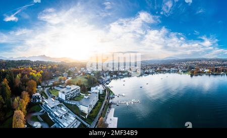 Vue sur le village de Velden au magnifique Lac de Wörthersee en Carinthie, Autriche. Banque D'Images