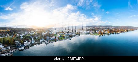 Vue sur le village de Velden au magnifique Lac de Wörthersee en Carinthie, Autriche. Banque D'Images