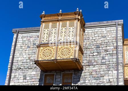 Ancien balcon suspendu traditionnel géorgien en bois sculpté dans la cour du château d'Akhaltsikhe (Rabati), en Géorgie. Banque D'Images
