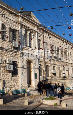 NAZARETH, ISRAËL. 27 décembre 2022. Une vue extérieure de la cour russe de Moscovia (Muskubia) construite pour les pèlerins orthodoxes russes à Nazareth. Banque D'Images