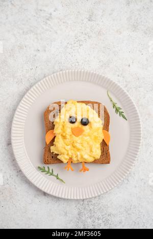 Toast drôle avec œufs brouillés en forme de poulet Banque D'Images