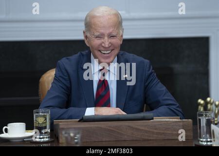 Washington, États-Unis. 24th janvier 2023. Le président des États-Unis Joe Biden sourit lorsqu'il rencontre les dirigeants démocrates du Congrès à la Maison Blanche à Washington, DC, mardi, 24 janvier 2023. Photo de Chris Kleponis/ Credit: UPI/Alay Live News Banque D'Images