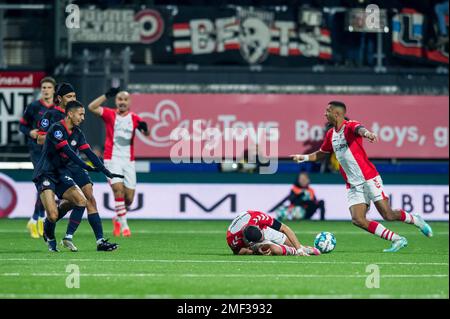 EMMEN - (lr) déception envers Mauro Junior du PSV Eindhoven après le naufé sur Rui Mendes du FC Emmen pendant le match de première ligue néerlandais entre le FC Emmen et le PSV à de Oude Meerdijk sur 24 janvier 2023 à Emmen, pays-Bas. ANP COR LASKER Banque D'Images