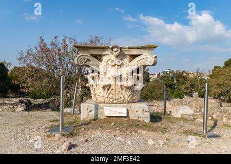 Une photo d'une colonne corinthienne exposée à l'ancienne Agora d'Athènes. Banque D'Images