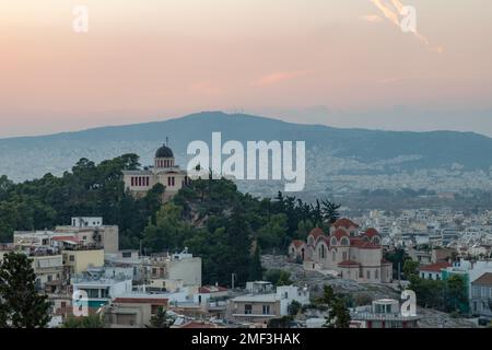 Une photo de l'Observatoire national d'Athènes et de l'église d'Agia Marina au coucher du soleil. Banque D'Images
