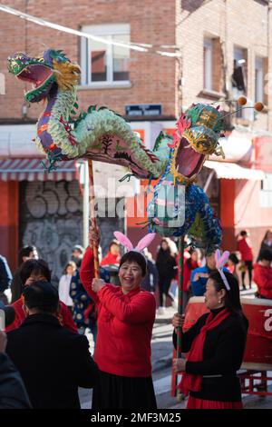 Madrid, Espagne; 22nd janvier 2023: Défilé du nouvel an chinois dans le quartier de UserA, Madrid. Espagne. Dragons chinois traditionnels portés par des femmes avec rabb Banque D'Images