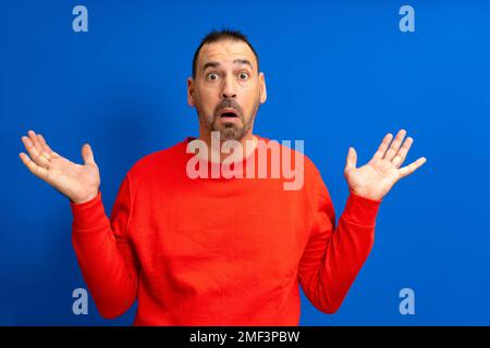 Stupéfait et excité latin homme regardant la caméra avec une expression choquée sentiment choqué de la publicité shopping promotion, incroyable pari gagner Banque D'Images