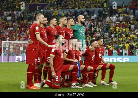 LUSAIL CITY - (Top Row LR) Strahinja Pavlovic de Serbie, Aleksandar Mitrovic de Serbie, Milos Veljkovic de Serbie, Nikola Milenkovic de Serbie, Sergej Milinkovic-Savic de Serbie, gardien de but de Serbie Vanja Milinkovic-Savic. (Première rangée LR) Nemanja Gudelj de Serbie, Dusan Tadic de Serbie, Andrija Zivkovic de Serbie, Filip Mladenovic de Serbie, Sasa Lukic de Serbie lors de la coupe du monde de la FIFA, Qatar 2022 groupe G match entre Brazili' et Servi' au stade Lusail sur 24 novembre 2022 à Lusail City, Qatar. AP | hauteur néerlandaise | MAURICE DE PIERRE Banque D'Images