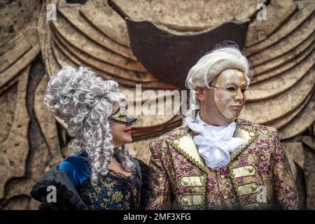 L'homme et la femme senior se tiennent dans des costumes de carnaval et des masques médiévaux sur la Piazza San Marco à Venise Banque D'Images