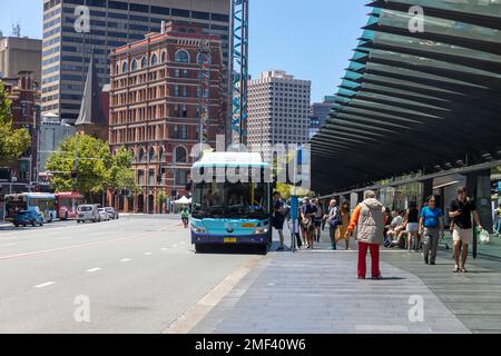 Centre-ville de Sydney et bus de Sydney sur la place du chemin de fer, Chippendale, Sydney, Nouvelle-Galles du Sud, Australie Banque D'Images