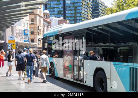 Bus de Sydney à l'arrêt de bus Railway Square à Sydney les passagers attendent pour monter à bord du bus, Sydney, Australie Banque D'Images