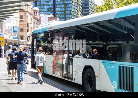 Bus de Sydney à l'arrêt de bus Railway Square à Sydney les passagers attendent pour monter à bord du bus, Sydney, Australie Banque D'Images