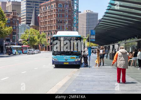 Bus à impériale unique de Sydney à l'arrêt de bus sur la place du chemin de fer, Chippendale, Sydney, Nouvelle-Galles du Sud, Australie été 2023 Banque D'Images