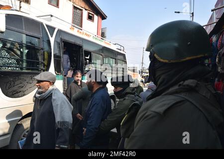 Srinagar, Inde. 23rd janvier 2023. (1/23/2023) les soldats paramilitaires indiens font des recherches sur les piétons au cours d'une fouille aléatoire le long d'une rue en prévision des célébrations de la fête de la République à Srinagar, sur 23 janvier 2023. (Photo de Mubashir Hassan/Pacific Press/Sipa USA) crédit: SIPA USA/Alay Live News Banque D'Images