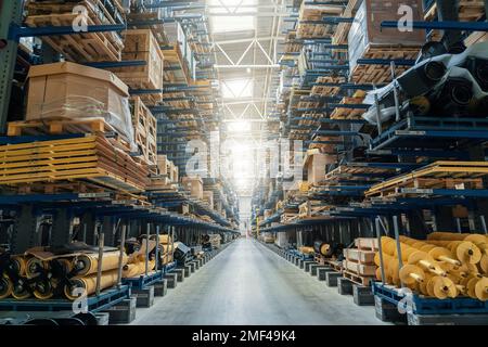 Intérieur moderne de l'entrepôt de distribution avec beaucoup de marchandises dans des boîtes sur des étagères. Banque D'Images