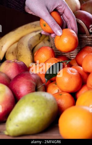 Mélange de fruits frais. Pommes, oranges, mandarines, bananes et poires sur plateau Banque D'Images