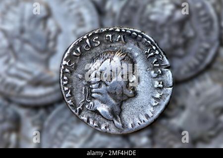 Pièce de denarius d'argent romain montrant le portrait de l'empereur Flavius Vespasianus Banque D'Images