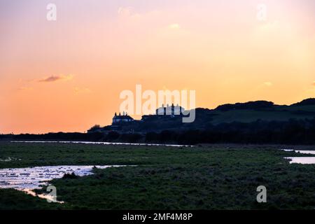 SEAFORD, ANGLETERRE - 21st JANVIER 2023 : vue sur les Coastguard Cottages au coucher du soleil en hiver, Cuckmere Haven, East Sussex Banque D'Images