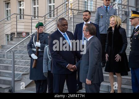 Ramstein-Miesenbach, Allemagne. 19 janvier 2023. ÉTATS-UNIS Le secrétaire à la Défense, Lloyd Austin, à gauche, est accueilli par le ministre allemand de la Défense, Boris Pistorius, à droite, à son arrivée au ministère de la Défense, à 19 janvier 2023, à Berlin, en Allemagne. Banque D'Images