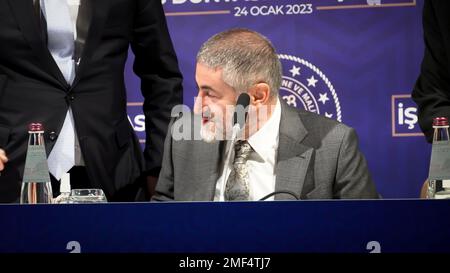 Izmir, Turquie. 24th janvier 2023. Le ministre turc du Trésor et des finances, Nureddin Nebati, a assisté à la réunion mondiale des affaires d'Izmir, organisée par les associations d'exportateurs de la mer Égée, la Chambre de commerce d'Izmir, la Chambre d'industrie de la région de la mer Égée et la Bourse des marchandises d'Izmir. Le ministre Nebati a écouté les demandes et les problèmes des représentants du monde des affaires d'Izmir. Les représentants des entreprises ont attiré l'attention sur la période troublée de l'économie et ont exprimé leurs attentes en matière d'assistance. Crédit: İdil Toffolo/Alay Live News Banque D'Images