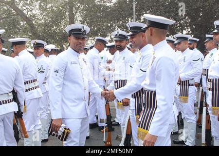 Kolkata, Inde. 24th janvier 2023. Les soldats de la Marine indienne font une parade pendant la répétition complète de la tenue pour la Fête de la République. (Photo de Snehasish Bodhak/Pacific Press) Credit: Pacific Press Media production Corp./Alay Live News Banque D'Images