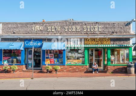 Célèbre rue commerciale le matin ensoleillé à Provincetown. Cape Cod est une destination de voyage populaire dans le Massachusetts. Banque D'Images