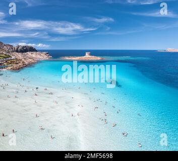 Vue aérienne de la célèbre plage de la Pelosa par beau temps d'été Banque D'Images