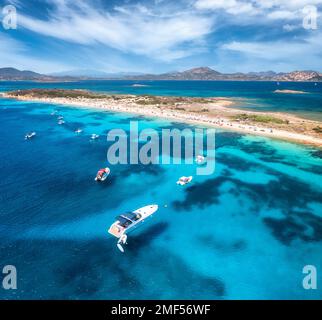 Vue aérienne sur les yachts de luxe sur la mer bleue et la plage de sable Banque D'Images