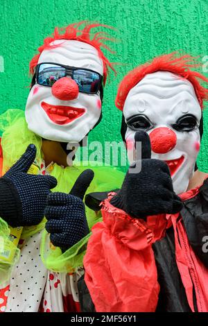 Maragogipe, Bahia, Brésil - 27 février 2017: Deux personnes avec des masques d'horreur défilant au carnaval dans la ville de Maragogipe, Bahia. Banque D'Images